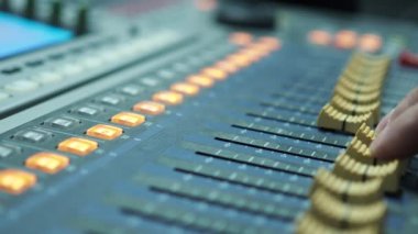 Kayıt stüdyosu için dijital karıştırma konsolu