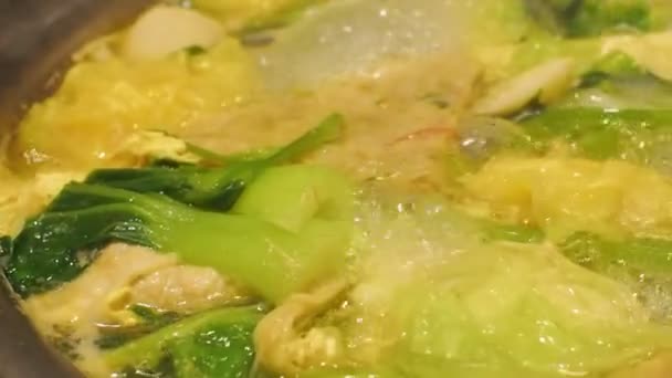 Βραστό Sukiyaki Ζεστό Κατσαρόλα Βράζουμε Λαχανικά Μανιτάρια Και Κρέας Για — Αρχείο Βίντεο