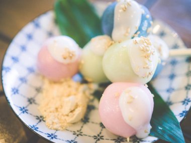 Dango, Japon tatlı pirinç unu, bir tatlı soya sosu sır ile kapalı yapılan kapatın