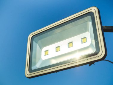 Led Spot lamba blu gökyüzü arka plan üzerinde kapatın