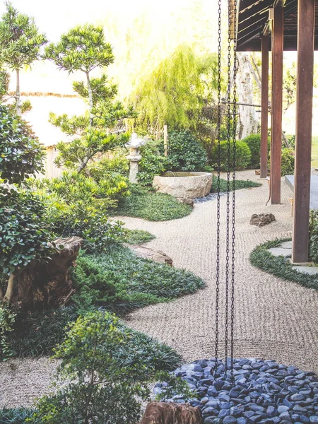 Giardino Zen Giapponese Pietra Nera Ghiaia Piante Verdi Vista Verticale — Foto Stock