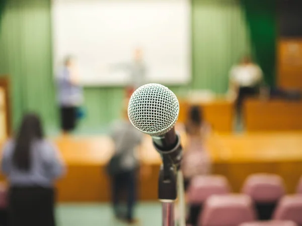 Microfone Close Sala Conferências Pessoas Desfocadas Estão Preparando Para Seminário — Fotografia de Stock