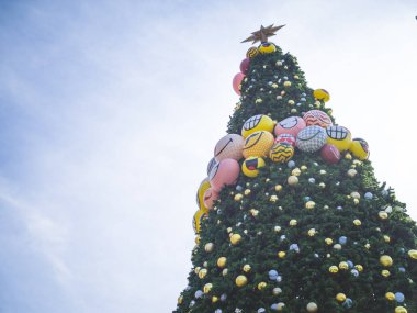 Noel ağacı arka plan bulut ve mavi gökyüzü güzel dekore edilmiş