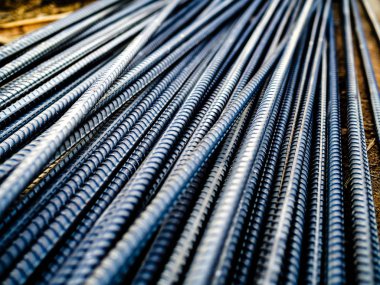 İnşaat sahasında beton takviye için çelik inşaat demiri yığını