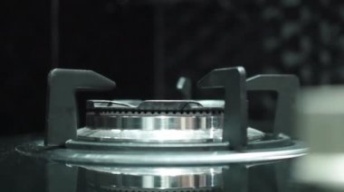 Gaz sobası ağır çekimde açmak