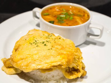Yasemin pirinç ve baharatlı tavuk çorbası, Tayland gıda ile omlet