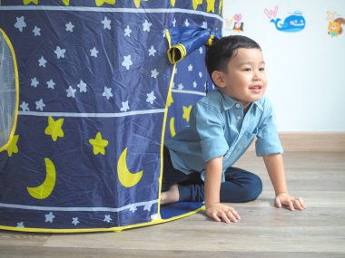 Mutlu küçük çocuk oyun çadırı ile evde eğlenmek