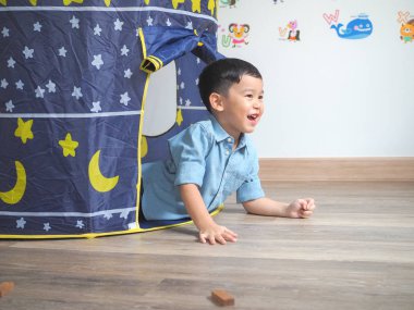 Mutlu küçük çocuk oyun çadırı ile evde eğlenmek