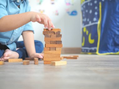 Tahta bloklar ile yere oynayan küçük çocuk