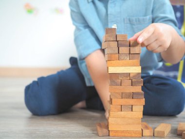 Tahta bloklar ile yere oynayan küçük çocuk