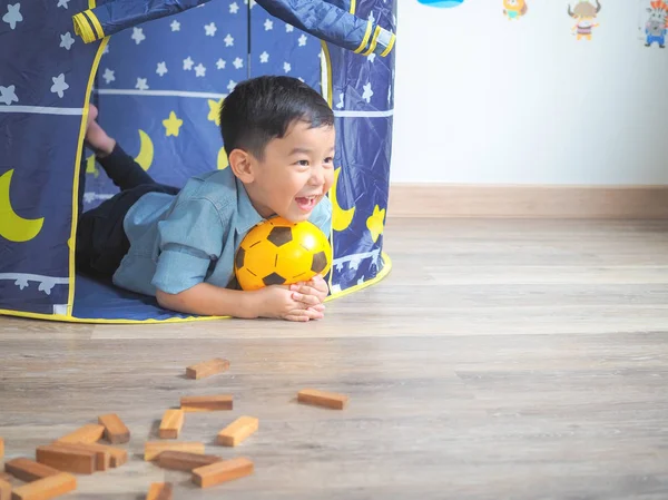 Menino Feliz Divertindo Com Uma Tenda Brincar Casa — Fotografia de Stock