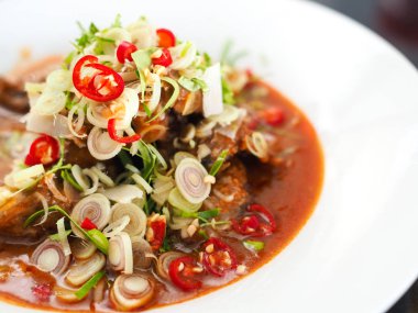 Ekşi ve baharatlı sardalya salatası