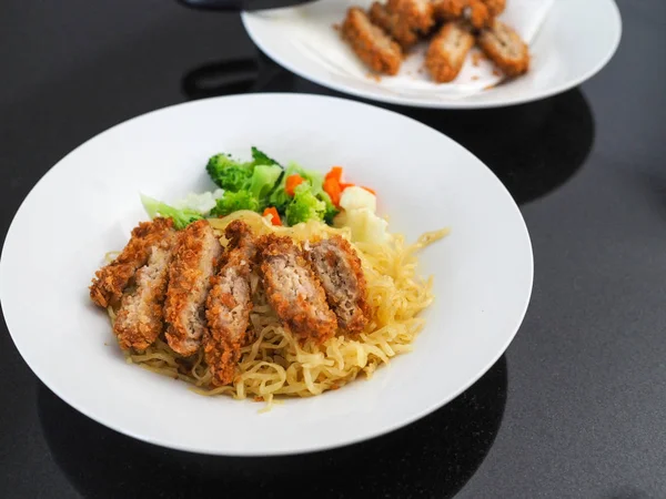 Egg Noodles Fried Chicken Vegetables — Stock Photo, Image