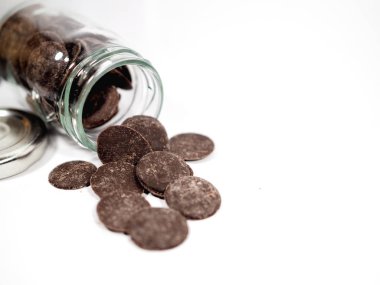 Şişeden beyaza dökülen çikolata