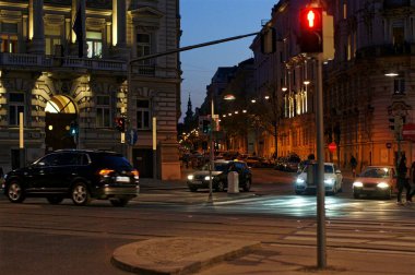 Bir şehir sokak manzarası.