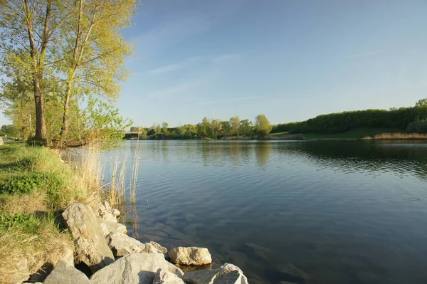 Blick Auf Den Frühling Ufer Des Flusses — Stockfoto