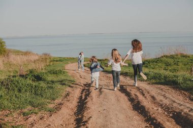 Üç kız kardeş ailelerini yol üzerindeki deniz yaz aylarında katılalım