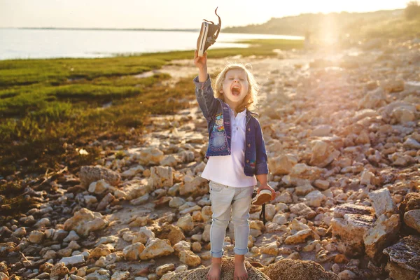 Girl Screams Joy Stony Beach Raising Her Hand Shoe — Stock Photo, Image