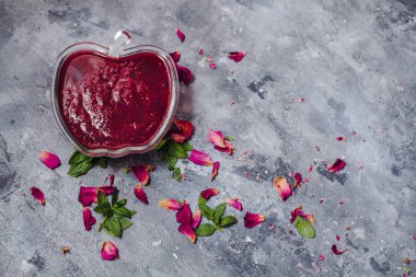 ahududu reçeli ona gri arka plan ile vazo düşündüm. Nane yaprakları ve gül yaprakları yanındaki