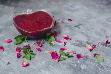 ahududu reçeli ona gri arka plan ile vazo düşündüm. Nane yaprakları ve gül yaprakları yanındaki