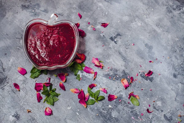 ahududu reçeli ona gri arka plan ile vazo düşündüm. Nane yaprakları ve gül yaprakları yanındaki