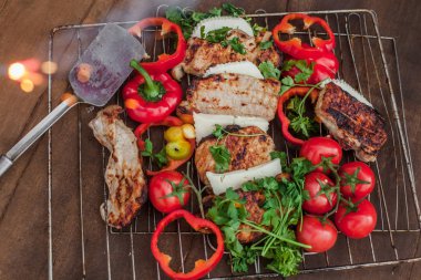 hazır et, peynir ve ahşap bir masa üzerinde sebze ızgara