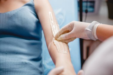 Şekerleme ustası salonda müşterilere macun yapıştırır.