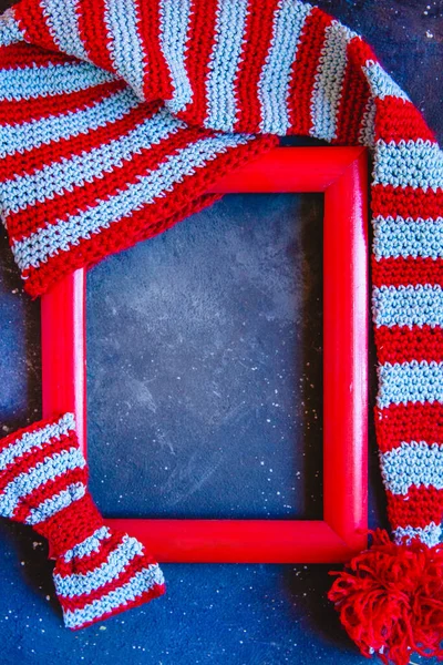 Kırmızı çerçeve, koyu mavi arka planda örülü çizgili şapka ve papyon. Yeni yıl düz düzeni — Stok fotoğraf