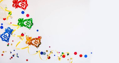  Renkli konfetiyle şenlikli kompozisyon, Noel süsleri ve beyaz üzerine flamalar. Düz konum, kopyalama alanı. Pankart