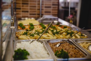 Yemek odasının penceresindeki konteynırlarda çeşitli hazır yemekler var. Kamu hizmeti konsepti. Yüksek kalite fotoğraf