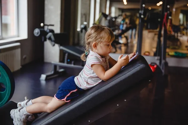 Piękna dziewczyna fitness jest zaangażowany w siłowni na sprzęt sportowy — Zdjęcie stockowe