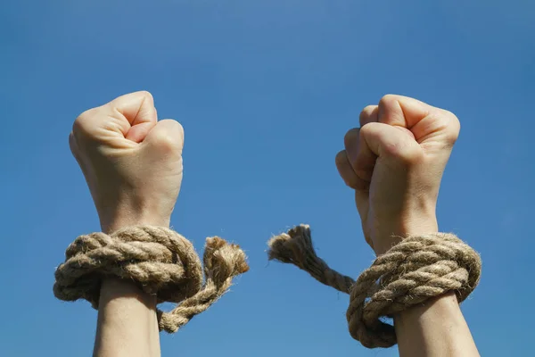 Hände Ohne Fesseln Strecken Sich Den Blauen Himmel Gefühl Der — Stockfoto