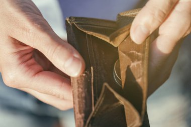 Sikke para eksikliği bir işareti olarak yakın çekim içinde ile açık çanta