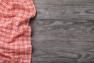 Ahşap masa sol tarafında kırmızı masa örtüsü en iyi görünümü. Gıda arka plan