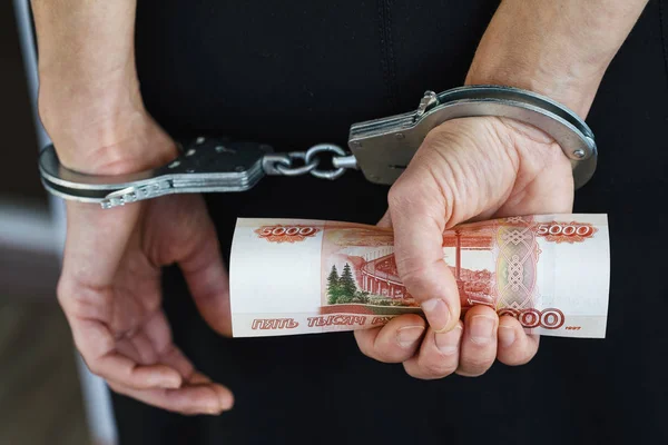 Mâinile Cătuşe Spate Ţinând Cinci Mii Ruble Conceptul Corupție — Fotografie, imagine de stoc