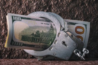 Kelepçe yakın çekim dolar. Kavramı üzerinde farklı ülkede tedavülde Döviz Alım sınırlandırılması