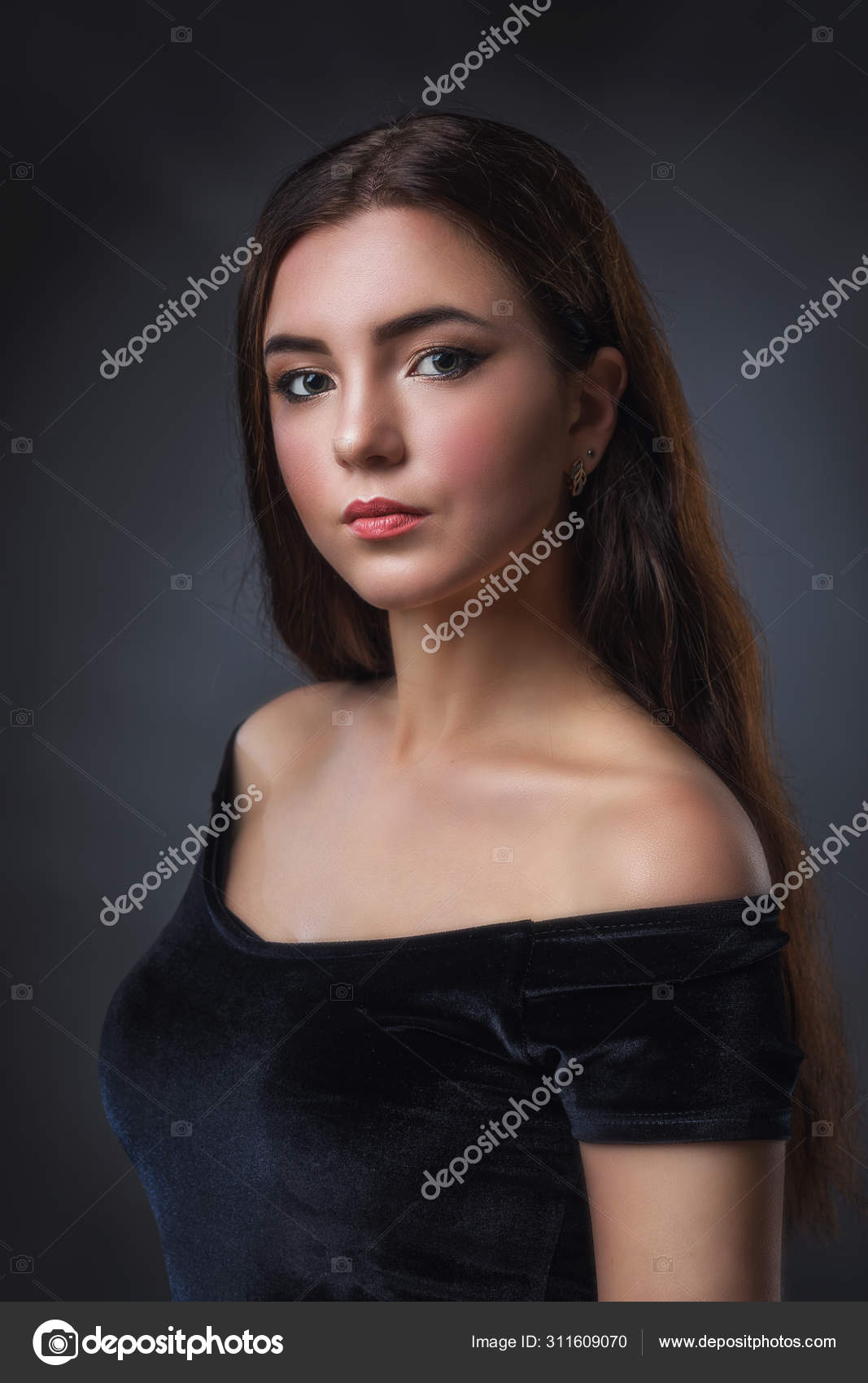 一个穿着黑色连衣裙的年轻漂亮姑娘的画像 特写 男 图库照片 C Sergeychayko