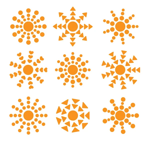 Iconos étnicos de sol con rayos de círculos, triángulos. Simbo de verano — Vector de stock
