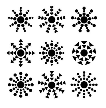 Siyah ve beyaz etnik güneş simgeleri daireler ve üçgen ışınları ile