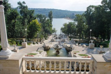 Kişinev, Moldova. 18 Ağustos 2018. Şelale merdiven ve rotonda Valea Morilor Park