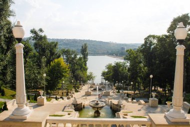 Kişinev, Moldova. 18 Ağustos 2018. Şelale merdiven ve rotonda Valea Morilor Park