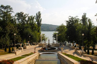Kişinev, Moldova. 18 Ağustos 2018. Şelale merdiven ve rotonda Valea Morilor Park
