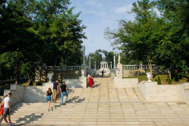 Kişinev, Moldova. 18 Ağustos 2018. Şelale merdiven ve rotonda Valea Morilor Park