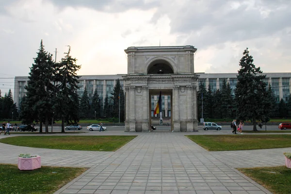 Кишинев Молдова Августа 2018 Victory Arch Government House Chisinau — стоковое фото