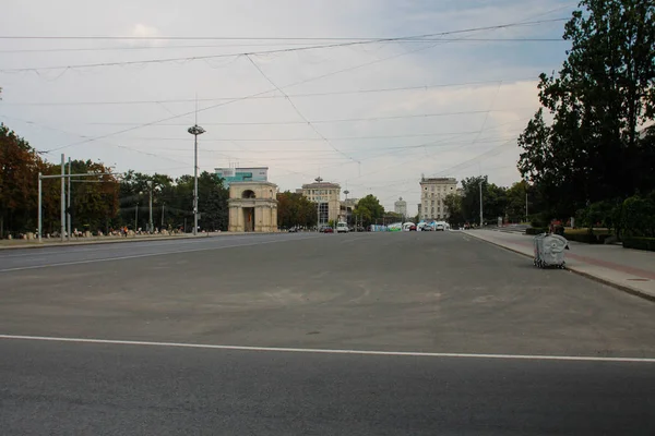 2018年8月18日 摩尔多瓦基希纳乌 基希纳乌市广场上的胜利拱门 — 图库照片