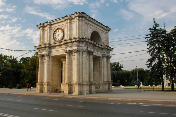 Chisinau Moldávia Agosto 2018 Arco Vitória Praça Cidade Chisinau — Fotografia de Stock