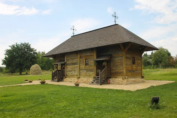 Traditionelles Rumänisches Holzhaus — Stockfoto