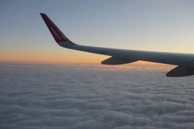 Ukrayna. 3 Kasım 2017. Ukraynalı gökyüzünde uçak WizzAir Wing