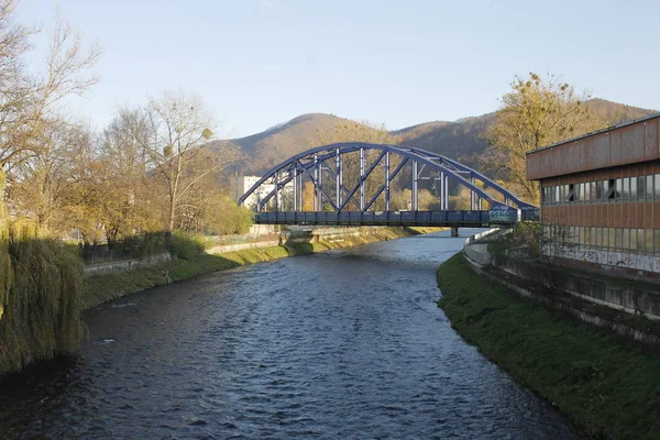 Banska Bystrica Σλοβακία Νοεμβρίου 2017 Γέφυρα Κατά Μήκος Του Ποταμού — Φωτογραφία Αρχείου