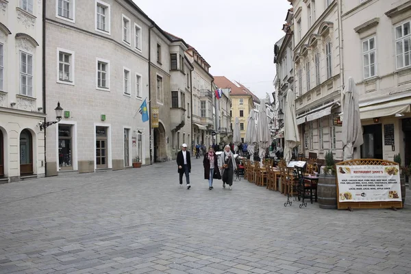 Bratislava Słowacja Listopada 2017 Typowa Europejska Aleja Starym Mieście Bratysławie — Zdjęcie stockowe